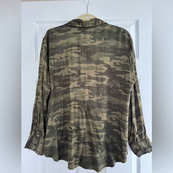 Sanctuary Camouflage Oversized Woman’s button down shirt size M - Picture 2 of 7